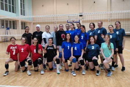 В соревнованиях по волейболу лучшими оказались женская команда студентов ИСТИЭС и мужская ИТС